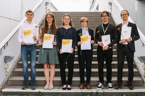 Deutschlands beste Informatik-Nachwuchstalente:    Von links nach rechts: Samuel Dinkelbach, Anna Färber, Martha Krebbel, Daphne Carmesin, Bennet Schell, Jan Garloff  Foto: Tim Kramer, RUB/BWINF 