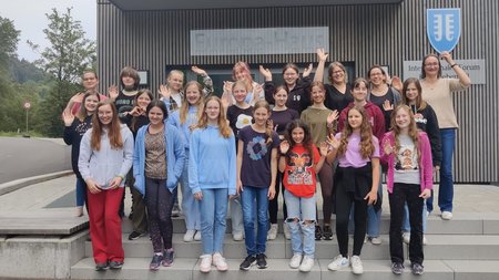 Gruppenbild der Teilnehmerinnen eines Mädchenforums auf Burg Liebenzell.