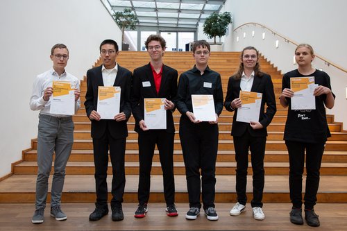 Sie gehören zu  Deutschlands besten Informatiktalenten, die Bundessieger des 42. Bundeswettbewerbs Informatik (vlnr): Jakob Fitzke, 18 Jahre, aus Ettenheim (Scheffel-Gymnasium, Lahr); Shuheng Wei, 17, aus Heidelberg (Hector-Seminar, Heidelberg); Moritz Schwalm, 19, aus Nuthetal (Landesgymnasium Sankt Afra, Meißen); Pascal Atzler, 17, aus Hünfeld (Winfriedschule, Fulda); Christian Kraftsik, 18, aus Vaterstetten (Humboldt-Gymnasium, Vaterstetten); Rasmus Zenker, 15, aus Artern (Kyffhäuser-Gymnasium, Bad Frankenhausen). Quelle: CHECK24