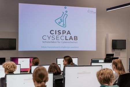 Teilnehmerinnen eines EGOI-Trainings bei CISPA Cysec Lab.