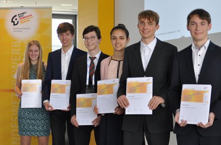  Sechs Nachwuchstalente wurden als Bundessieger ausgezeichnet:,Yasmine Briefs, Vincent de Bakker, Jos Torge, Agnes Totschnig, Paul Cronin, Niklas Mück. (v.l.n.r.)