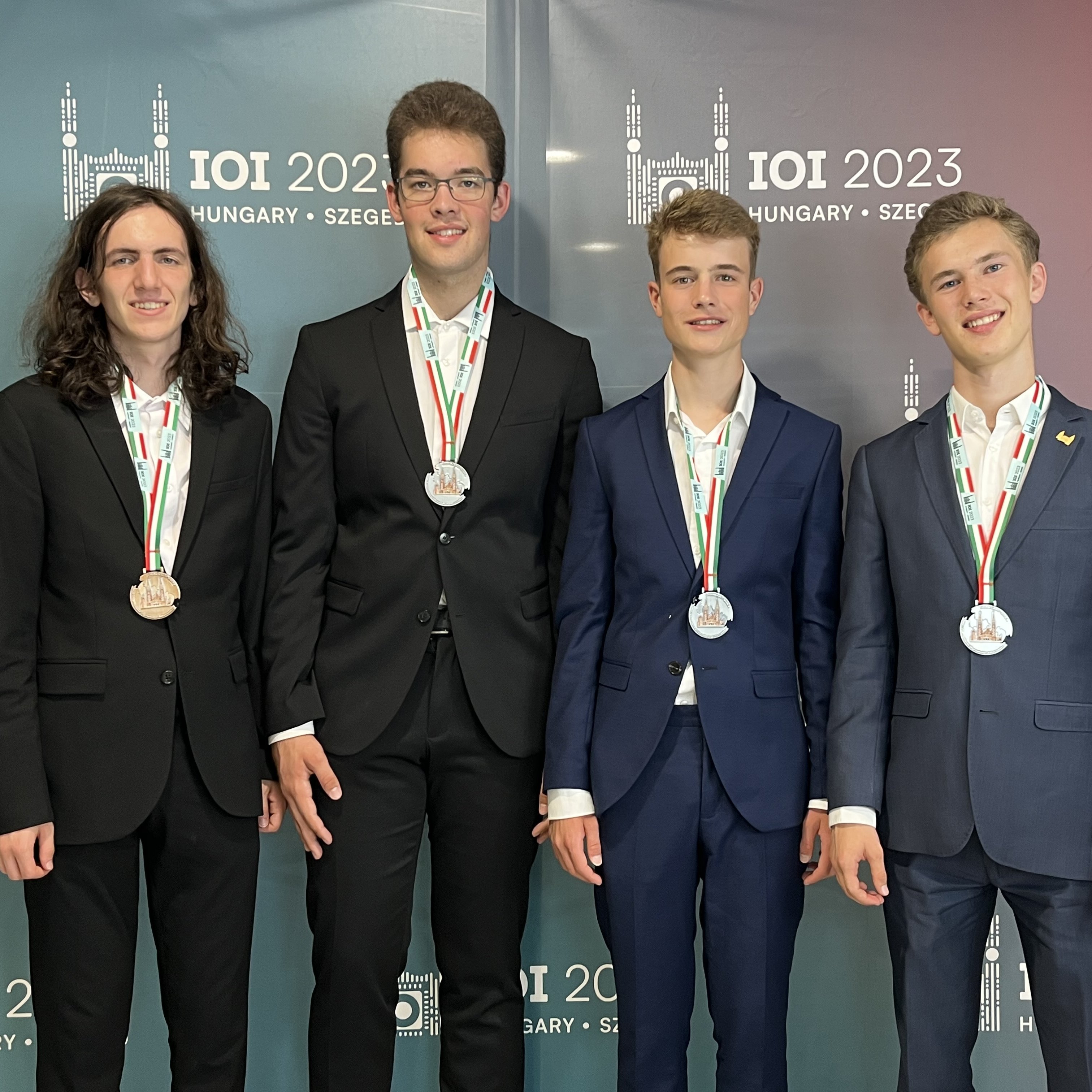 Das deutsche Team bei der IOI 2023 mit Medaillen.