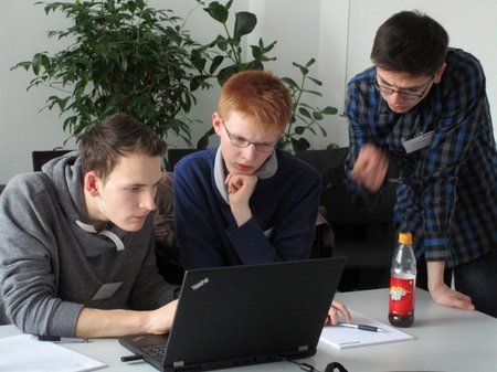 Teilnehmer eines Informatik-Wokshops.